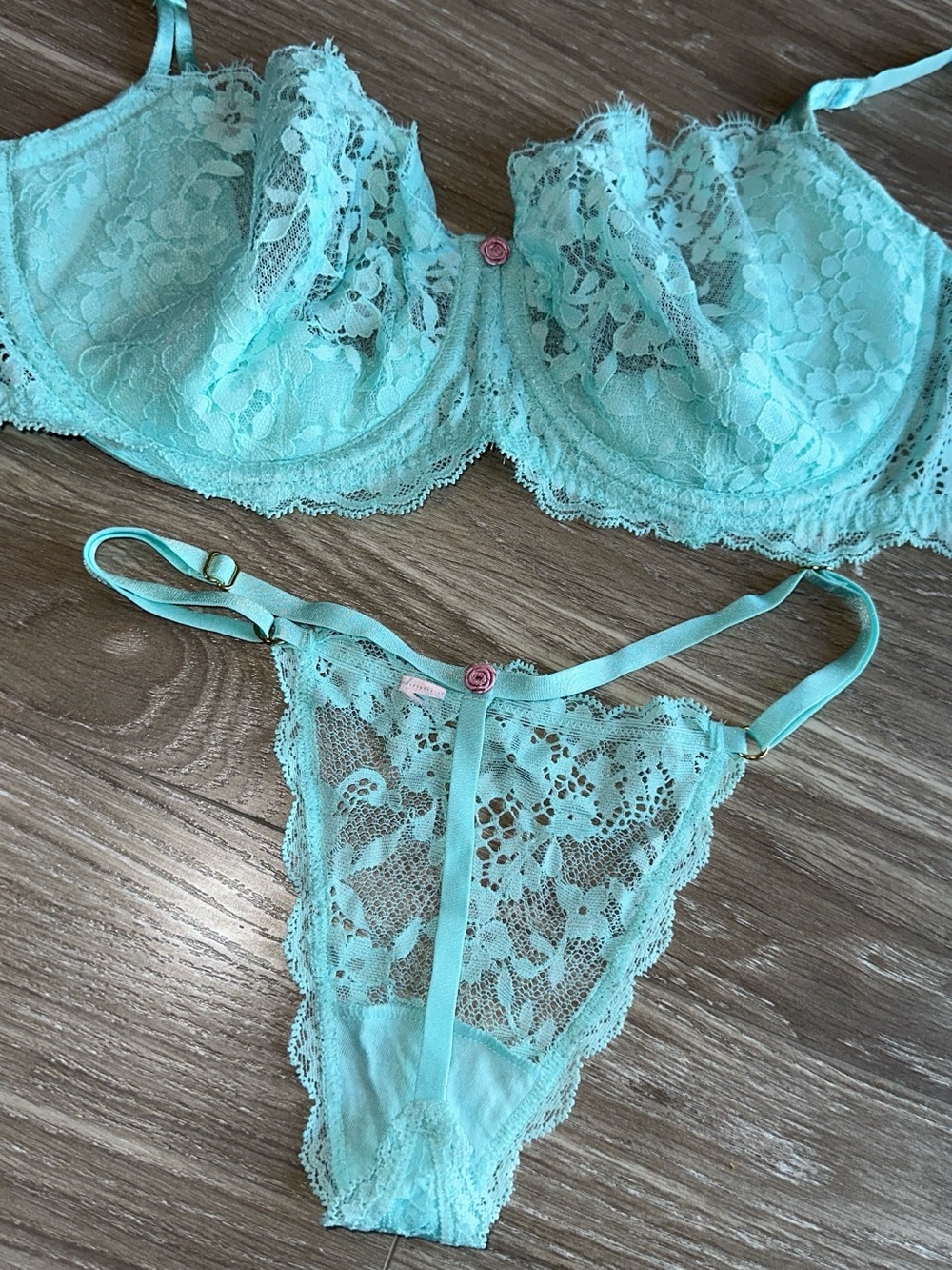 PINK Victoria's Secret Lace Underwire Bra & Thong in Aqua Mint - Picture 5 of 10